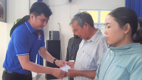 Khám bệnh, cấp thuốc miễn phí cho 300 người dân vùng bão - Ảnh 2. Khám bệnh, cấp thuốc miễn phí cho 300 người dân vùng bão - Ảnh 2.