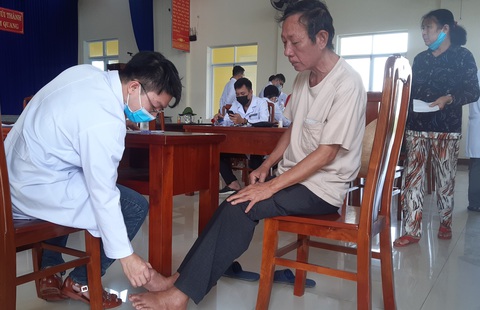 Khám bệnh, cấp thuốc miễn phí cho 300 người dân vùng bão - Ảnh 6. Khám bệnh, cấp thuốc miễn phí cho 300 người dân vùng bão - Ảnh 6.
