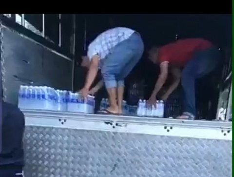 Điều tra nhóm người có dấu hiệu lừa đảo lấy hàng cứu trợ miền Trung - Ảnh 1. Điều tra nhóm người có dấu hiệu lừa đảo lấy hàng cứu trợ miền Trung - Ảnh 1.