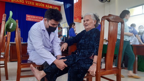 Khám bệnh, cấp thuốc miễn phí cho 300 người dân vùng bão - Ảnh 3. Khám bệnh, cấp thuốc miễn phí cho 300 người dân vùng bão - Ảnh 3.