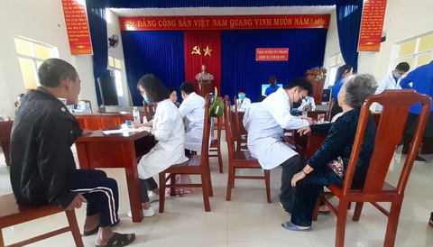 Khám bệnh, cấp thuốc miễn phí cho 300 người dân vùng bão - Ảnh 1. Khám bệnh, cấp thuốc miễn phí cho 300 người dân vùng bão - Ảnh 1.