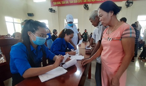 Khám bệnh, cấp thuốc miễn phí cho 300 người dân vùng bão - Ảnh 4. Khám bệnh, cấp thuốc miễn phí cho 300 người dân vùng bão - Ảnh 4.