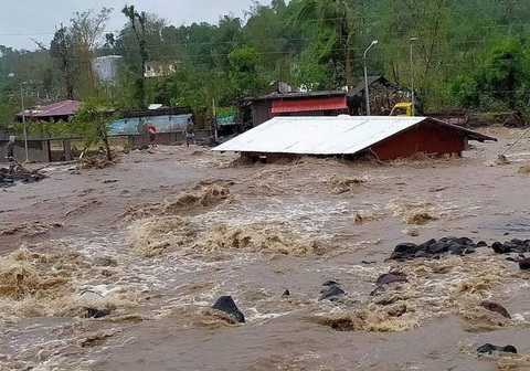 Siêu bão Goni rời Philippines, trận bão khác thành hình lại sắp vào - Ảnh 1. Siêu bão Goni rời Philippines, trận bão khác thành hình lại sắp vào - Ảnh 1.