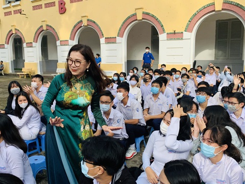 Nghệ sĩ Kim Xuân: Tôi mong muốn nam sinh mặc áo dài chào cờ đầu tuần - Ảnh 2. Nghệ sĩ Kim Xuân: Tôi mong muốn nam sinh mặc áo dài chào cờ đầu tuần - Ảnh 2.