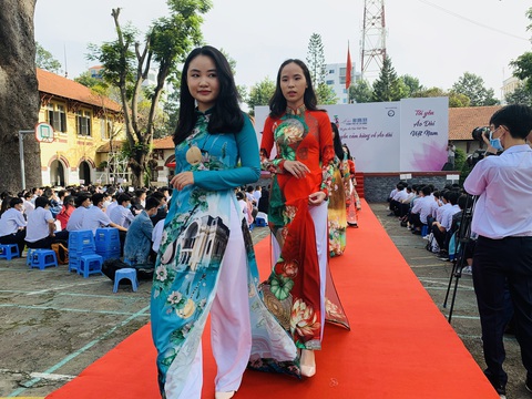 Nghệ sĩ Kim Xuân: Tôi mong muốn nam sinh mặc áo dài chào cờ đầu tuần - Ảnh 6. Nghệ sĩ Kim Xuân: Tôi mong muốn nam sinh mặc áo dài chào cờ đầu tuần - Ảnh 6.