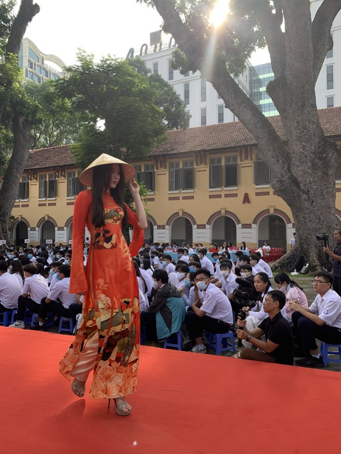 Nghệ sĩ Kim Xuân: Tôi mong muốn nam sinh mặc áo dài chào cờ đầu tuần - Ảnh 5. Nghệ sĩ Kim Xuân: Tôi mong muốn nam sinh mặc áo dài chào cờ đầu tuần - Ảnh 5.