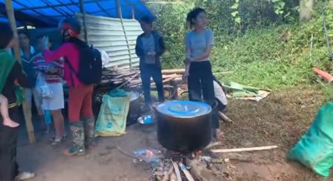 HHen Niê thăm người dân Trà Leng: Họ nói chuyện trong nước mắt - Ảnh 2. HHen Niê thăm người dân Trà Leng: Họ nói chuyện trong nước mắt - Ảnh 2.