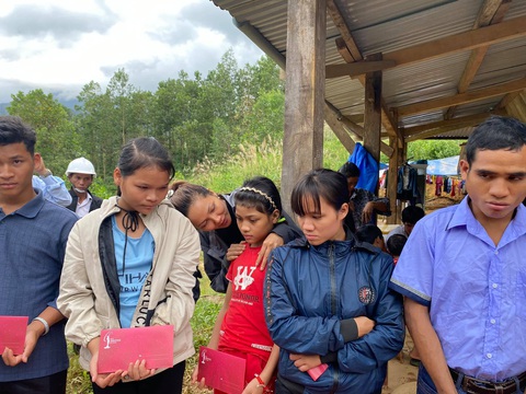 HHen Niê thăm người dân Trà Leng: Họ nói chuyện trong nước mắt - Ảnh 1. HHen Niê thăm người dân Trà Leng: Họ nói chuyện trong nước mắt - Ảnh 1.