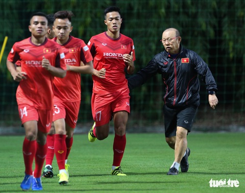 Cày ải ở V-League, cầu thủ U22 Việt Nam gặp khó trong ngày đầu tập luyện - Ảnh 4. Cày ải ở V-League, cầu thủ U22 Việt Nam gặp khó trong ngày đầu tập luyện - Ảnh 4.