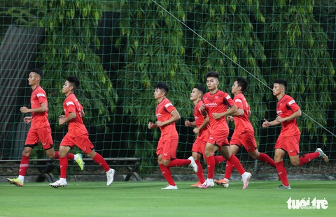 Cày ải ở V-League, cầu thủ U22 Việt Nam gặp khó trong ngày đầu tập luyện - Ảnh 3. Cày ải ở V-League, cầu thủ U22 Việt Nam gặp khó trong ngày đầu tập luyện - Ảnh 3.