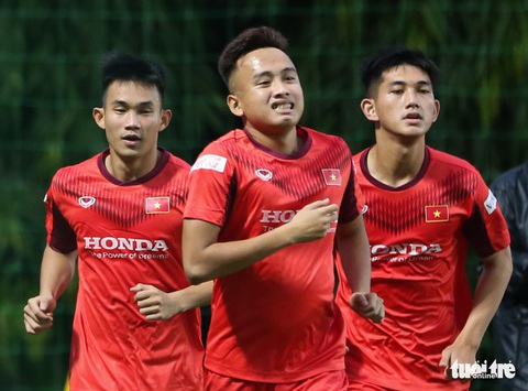 Cày ải ở V-League, cầu thủ U22 Việt Nam gặp khó trong ngày đầu tập luyện - Ảnh 5. Cày ải ở V-League, cầu thủ U22 Việt Nam gặp khó trong ngày đầu tập luyện - Ảnh 5.