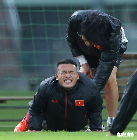 Cày ải ở V-League, cầu thủ U22 Việt Nam gặp khó trong ngày đầu tập luyện - Ảnh 2. Cày ải ở V-League, cầu thủ U22 Việt Nam gặp khó trong ngày đầu tập luyện - Ảnh 2.
