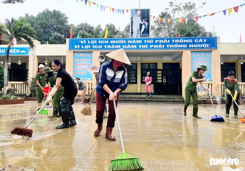 Hàng vạn học sinh Nghệ An vẫn chưa thể đến trường sau lũ - Ảnh 2. Hàng vạn học sinh Nghệ An vẫn chưa thể đến trường sau lũ - Ảnh 2.