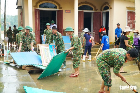 Hàng vạn học sinh Nghệ An vẫn chưa thể đến trường sau lũ - Ảnh 4. Hàng vạn học sinh Nghệ An vẫn chưa thể đến trường sau lũ - Ảnh 4.