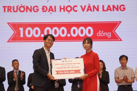Đại học Văn Lang trao 10 tỷ đồng học bổng cho tân sinh viên trong lễ khai giảng năm 2020 - Ảnh 3. Đại học Văn Lang trao 10 tỷ đồng học bổng cho tân sinh viên trong lễ khai giảng năm 2020 - Ảnh 3.