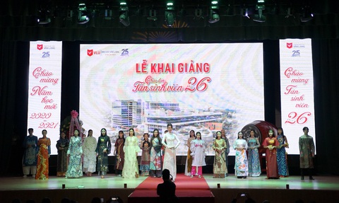 Đại học Văn Lang trao 10 tỷ đồng học bổng cho tân sinh viên trong lễ khai giảng năm 2020 - Ảnh 5. Đại học Văn Lang trao 10 tỷ đồng học bổng cho tân sinh viên trong lễ khai giảng năm 2020 - Ảnh 5.