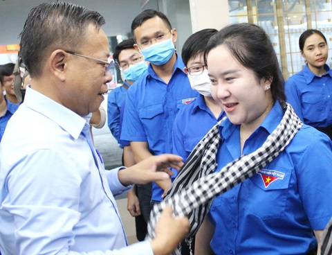 Bạn trẻ TP.HCM gấp rút lên đường vì đồng bào miền Trung - Ảnh 1. Bạn trẻ TP.HCM gấp rút lên đường vì đồng bào miền Trung - Ảnh 1.