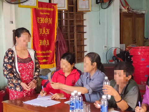 Lao vào tát trưởng thôn vì phát nhầm phiếu nhận quà do ca sĩ Thủy Tiên đi trao - Ảnh 1. Lao vào tát trưởng thôn vì phát nhầm phiếu nhận quà do ca sĩ Thủy Tiên đi trao - Ảnh 1.