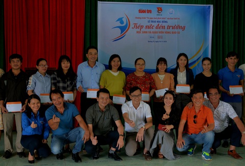 Mang quà tặng của bạn đọc đến với học sinh và giáo viên vùng lũ Quảng Trị - Ảnh 4. Mang quà tặng của bạn đọc đến với học sinh và giáo viên vùng lũ Quảng Trị - Ảnh 4.