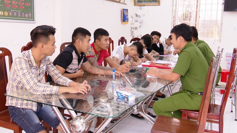 8 tên giang hồ nhí đập phá quán đòi bảo kê bị công an triệu tập - Ảnh 1. 8 tên giang hồ nhí đập phá quán đòi bảo kê bị công an triệu tập - Ảnh 1.