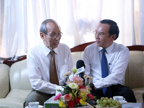 Bí thư Nguyễn Văn Nên thăm gia đình cố giáo sư Nguyễn Thiện Thành nhân ngày 20-11 - Ảnh 2. Bí thư Nguyễn Văn Nên thăm gia đình cố giáo sư Nguyễn Thiện Thành nhân ngày 20-11 - Ảnh 2.