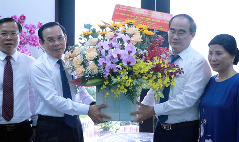 Bí thư Nguyễn Văn Nên thăm gia đình cố giáo sư Nguyễn Thiện Thành nhân ngày 20-11 - Ảnh 1. Bí thư Nguyễn Văn Nên thăm gia đình cố giáo sư Nguyễn Thiện Thành nhân ngày 20-11 - Ảnh 1.