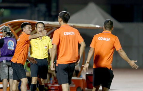 Trọng tài nữ FIFA bẻ còi ở Giải bóng đá nữ VĐQG 2020 - Ảnh 3. Trọng tài nữ FIFA bẻ còi ở Giải bóng đá nữ VĐQG 2020 - Ảnh 3.