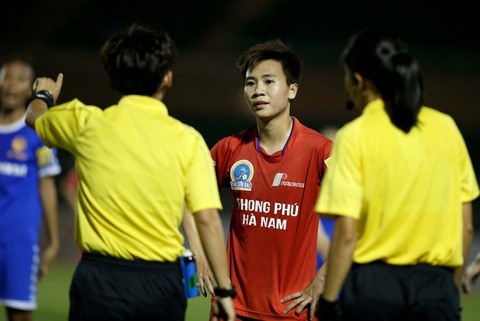Trọng tài nữ FIFA bẻ còi ở Giải bóng đá nữ VĐQG 2020 - Ảnh 5. Trọng tài nữ FIFA bẻ còi ở Giải bóng đá nữ VĐQG 2020 - Ảnh 5.
