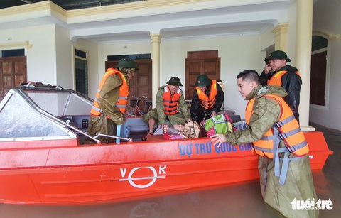 Hà Tĩnh phấn đấu người dân vùng ngập lụt đều có áo phao vào cuối năm 2021 - Ảnh 1.