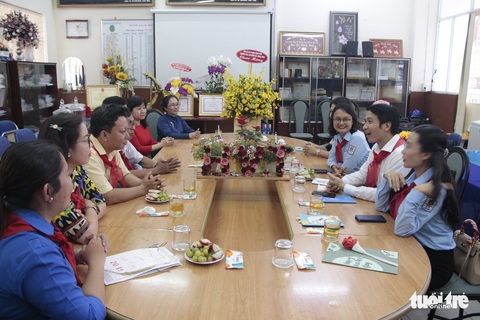 Ngày làm tổng phụ trách Đội, tối làm bảo vệ nuôi chị gái mắc bệnh nan y - Ảnh 1. Ngày làm tổng phụ trách Đội, tối làm bảo vệ nuôi chị gái mắc bệnh nan y - Ảnh 1.