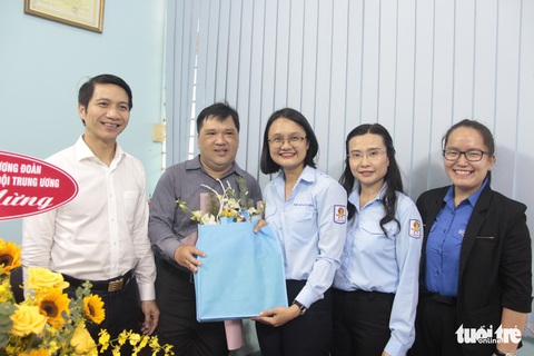 Ngày làm tổng phụ trách Đội, tối làm bảo vệ nuôi chị gái mắc bệnh nan y - Ảnh 6. Ngày làm tổng phụ trách Đội, tối làm bảo vệ nuôi chị gái mắc bệnh nan y - Ảnh 6.