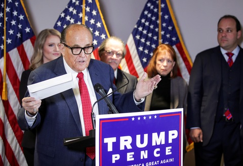 Họp báo đẫm mồ hôi, luật sư của ông Trump nói có nhiều đường dẫn tới chiến thắng - Ảnh 1. Họp báo đẫm mồ hôi, luật sư của ông Trump nói có nhiều đường dẫn tới chiến thắng - Ảnh 1.