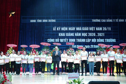Công ty Rohto-Mentholatum (Việt Nam) trao nhiều học bổng vì cộng đồng - Ảnh 1. Công ty Rohto-Mentholatum (Việt Nam) trao nhiều học bổng vì cộng đồng - Ảnh 1.