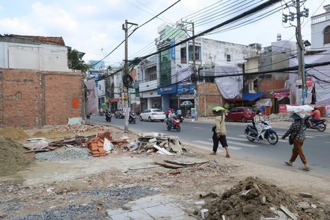 Mở đường, xây cầu: Ngàn tỉ tăng thêm ai được lợi? - Ảnh 3. Mở đường, xây cầu: Ngàn tỉ tăng thêm ai được lợi? - Ảnh 3.