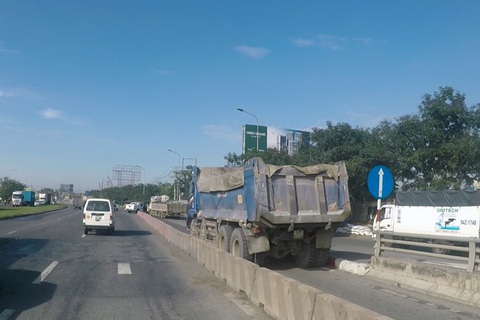 Bắt khẩn cấp tài xế xe ben lạng lách đánh võng, húc xe CSGT - Ảnh 3. Bắt khẩn cấp tài xế xe ben lạng lách đánh võng, húc xe CSGT - Ảnh 3.
