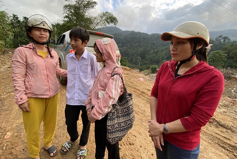 Cha mẹ mất rồi, thầy cô là điểm tựa - Ảnh 1. Cha mẹ mất rồi, thầy cô là điểm tựa - Ảnh 1.