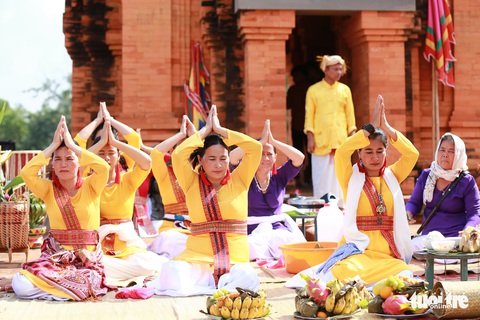 Tái hiện lễ hội Katê rực rỡ sắc màu của người Chăm - Ảnh 7. Tái hiện lễ hội Katê rực rỡ sắc màu của người Chăm - Ảnh 7.