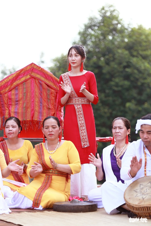 Tái hiện lễ hội Katê rực rỡ sắc màu của người Chăm - Ảnh 9. Tái hiện lễ hội Katê rực rỡ sắc màu của người Chăm - Ảnh 9.