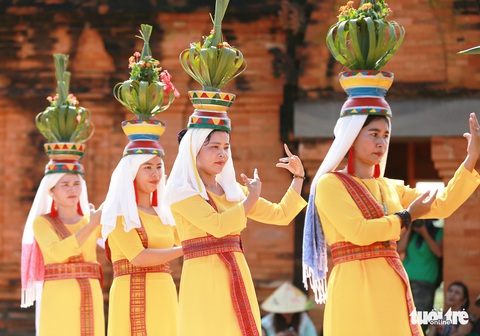 Tái hiện lễ hội Katê rực rỡ sắc màu của người Chăm - Ảnh 8. Tái hiện lễ hội Katê rực rỡ sắc màu của người Chăm - Ảnh 8.
