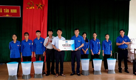 Trung ương Đoàn tặng 100 máy lọc nước cho người dân vùng lũ Quảng Bình - Ảnh 1. Trung ương Đoàn tặng 100 máy lọc nước cho người dân vùng lũ Quảng Bình - Ảnh 1.
