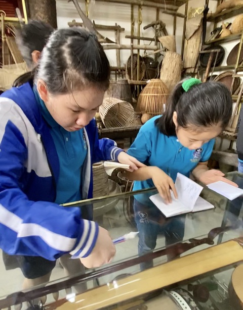Thầy giáo dành hàng chục năm sưu tầm, mở bảo tàng khuyến học - Ảnh 2. Thầy giáo dành hàng chục năm sưu tầm, mở bảo tàng khuyến học - Ảnh 2.