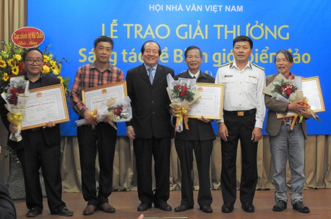 ‘Mình và họ’ của Nguyễn Bình Phương được trao giải nhất, ông Hữu Thỉnh từ chối giải thưởng - Ảnh 1. ‘Mình và họ’ của Nguyễn Bình Phương được trao giải nhất, ông Hữu Thỉnh từ chối giải thưởng - Ảnh 1.