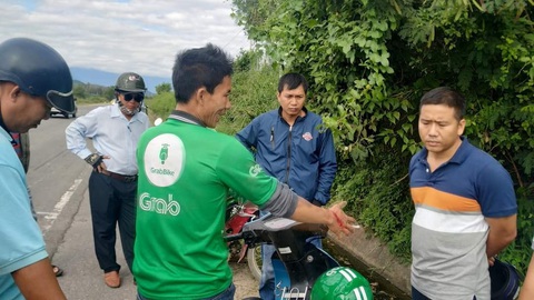Tài xế Grab bike suýt mất mạng khi bị tên cướp kề dao khống chế - Ảnh 1. Tài xế Grab bike suýt mất mạng khi bị tên cướp kề dao khống chế - Ảnh 1.