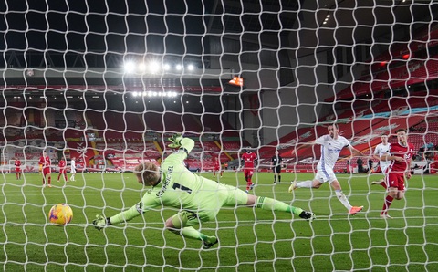 Johnny Evans đốt lưới nhà, Liverpool thắng dễ Leicester City - Ảnh 3. Johnny Evans đốt lưới nhà, Liverpool thắng dễ Leicester City - Ảnh 3.