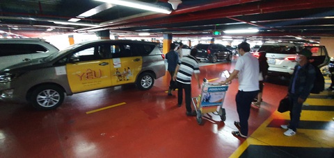 Phân làn xe ở Tân Sơn Nhất: lắp thêm 2 thang máy cho khách đón xe công nghệ - Ảnh 2. Phân làn xe ở Tân Sơn Nhất: lắp thêm 2 thang máy cho khách đón xe công nghệ - Ảnh 2.