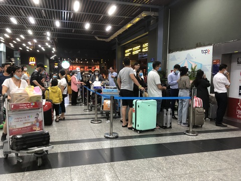 Phân làn xe ở Tân Sơn Nhất: lắp thêm 2 thang máy cho khách đón xe công nghệ - Ảnh 1. Phân làn xe ở Tân Sơn Nhất: lắp thêm 2 thang máy cho khách đón xe công nghệ - Ảnh 1.