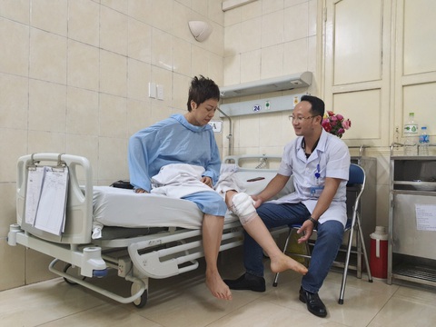 Bông hồng thép Nguyễn Thị Nhung phẫu thuật gối thành công - Ảnh 1. Bông hồng thép Nguyễn Thị Nhung phẫu thuật gối thành công - Ảnh 1.