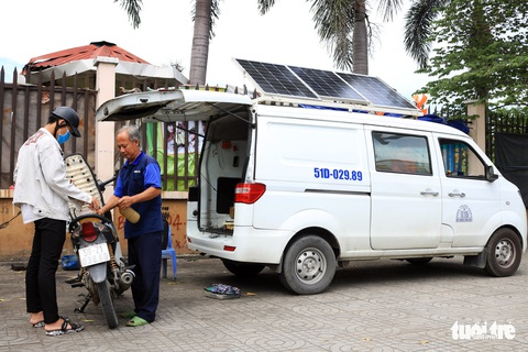 Ôtô ‘rađa’ cho sạc pin miễn phí kiêm xe cấp cứu cho người đi đường - Ảnh 1. Ôtô ‘rađa’ cho sạc pin miễn phí kiêm xe cấp cứu cho người đi đường - Ảnh 1.