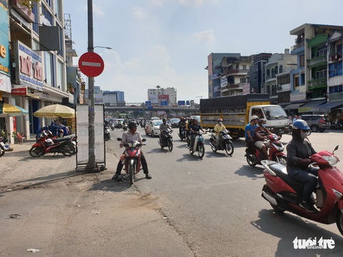 Bị giữ xe vì lỗi nồng độ cồn, người vi phạm phản ứng cảnh sát, gây náo loạn trên đường - Ảnh 1. Bị giữ xe vì lỗi nồng độ cồn, người vi phạm phản ứng cảnh sát, gây náo loạn trên đường - Ảnh 1.