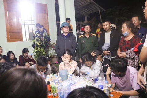 Đi dã ngoại, 27 học sinh mắc kẹt trên núi - Ảnh 1. Đi dã ngoại, 27 học sinh mắc kẹt trên núi - Ảnh 1.